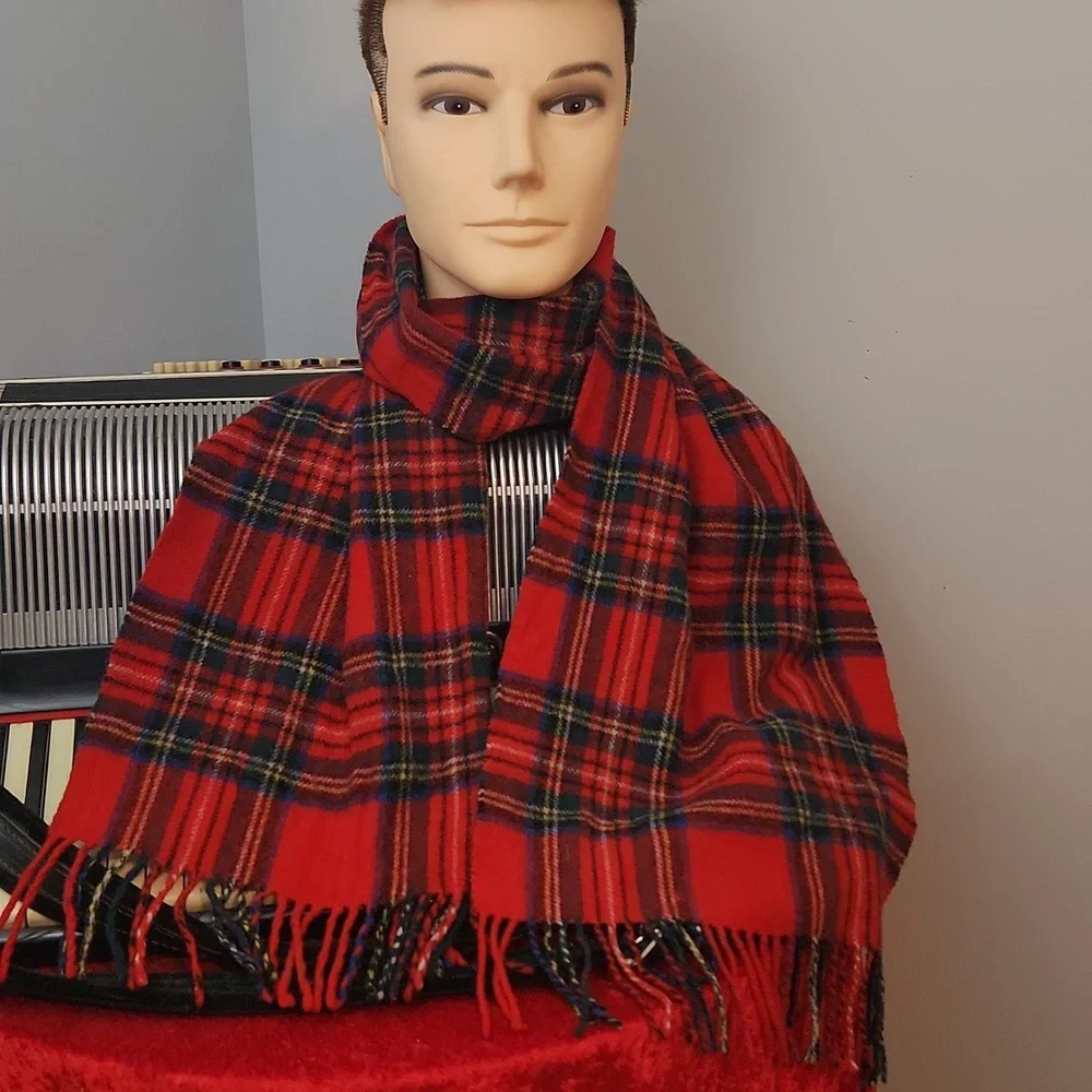 JAMES PRINGLE WEAVERS 100% WOOL ROYAL STEWART RED/BLUE/GREEN DESIGN - 12